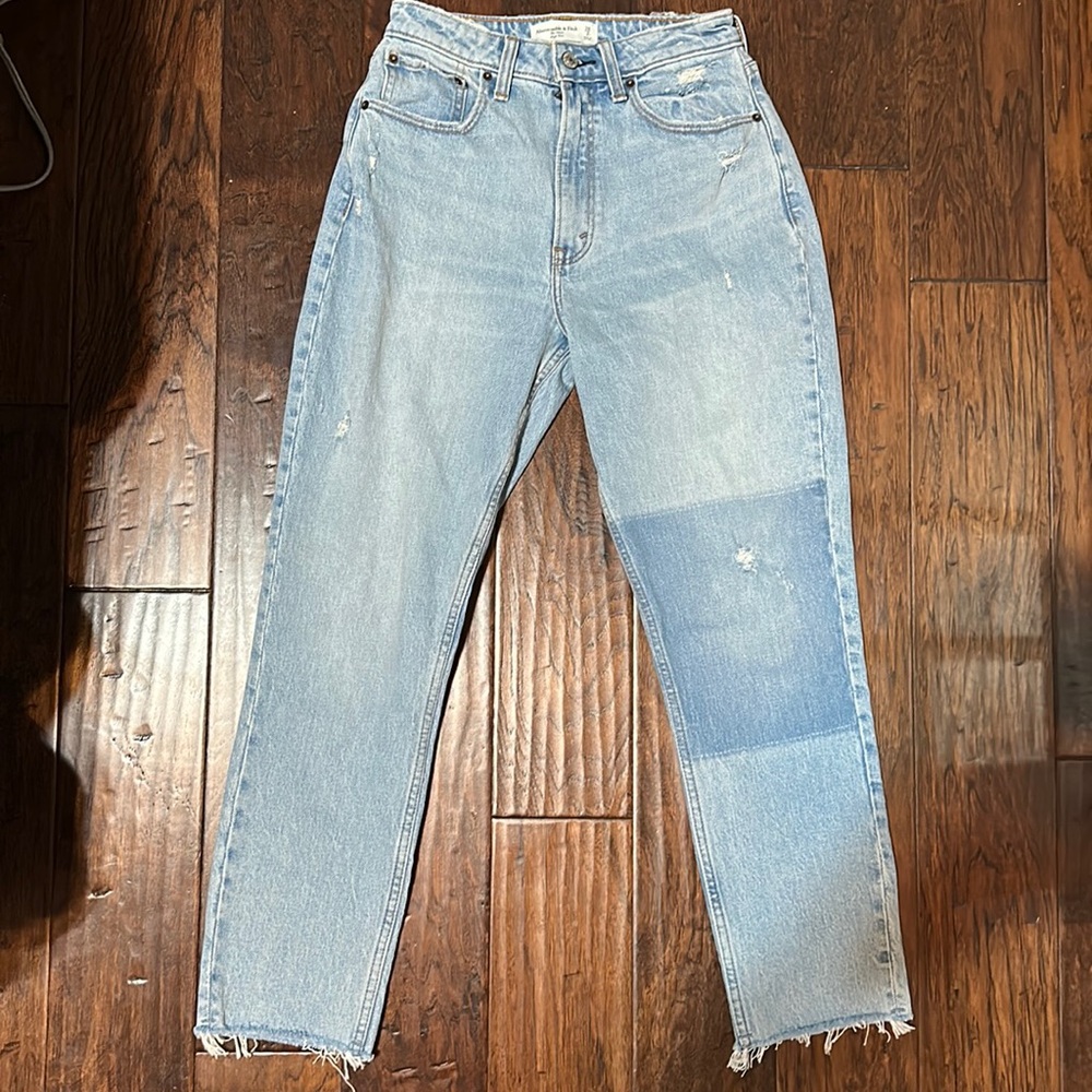 Abercrombie and Fitch The Mom High Rise Jeans 26 / 2